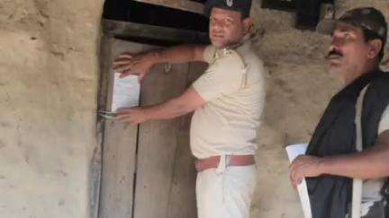 मधुबनी: रहिका थाना पुलिस ने फरार अपराधी के घर इश्तिहार चिपकाया