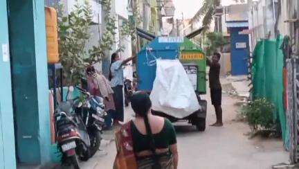 ಚಳ್ಳಕೆರೆ: ನಗರದಲ್ಲಿ ನಗರಸಭೆ ವಾಹನದೊಂದಿಗೆ ತೆರಳಿ ಸ್ವಚ್ಚತೆ ಕುರಿತು ಜಾಗೃತಿ ಮೂಡಿಸಿದ ನಗರಸಭೆ ಅಧ್ಯಕ್ಷೆ ಮಂಜುಳಾ