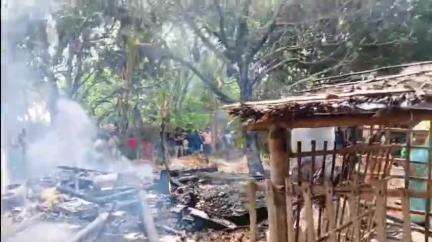 ডোমকল: ডোমকলের রায়পুর এলাকায় ভয়াবহ আগুনে পুড়ে ছাই হয়ে গেল এক হতদরিদ্র পরিবারের বাড়ি, আহত গৃহবধূ
