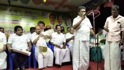 திருச்சுழி: நரிக்குடி பேருந்து நிலையம் அருகே அதிமுக கிழக்கு மாவட்டம் சார்பில் மே தின பொதுக்கூட்டம் நடைபெற்றது