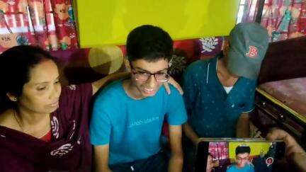 বালুরঘাট: মাধ্যমিকে নবম, বালুরঘাটের গর্ব অনিক