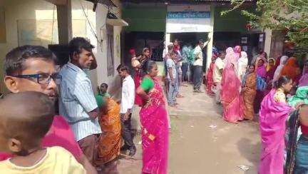 ঢেকিয়াজুলি ভাগ: পুৱা ৭ বাজি ৩০ মিনিটৰ পৰা শান্তিপূৰ্ণ ভাবে অনুষ্ঠিত হৈছে ১ নং পিৰাকটা প্ৰাথমিক বিদ্যালয়ৰ ভোটদান