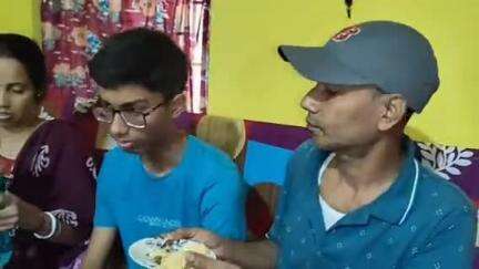 বালুরঘাট: আগামীদিনে ছেলে যা নিয়ে পড়াশোনা করতে চায় তাতেই পূর্ণ সমর্থন থাকবে, বালুরঘাটে জানলেন মাধ্যমিকে নবম হওয়া অনিকের বাবা মা