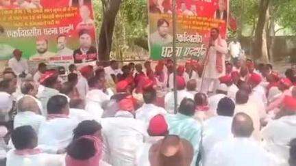 मऊ: कलेक्ट्रेट में समाजवादी पार्टी के नेता ने देश भर के पत्रकारों को अपशब्द कहे, सोशल मीडिया पर वीडियो हुआ वायरल