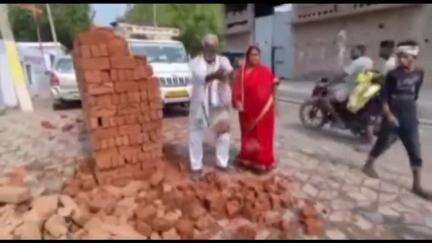 सिकंदरपुर: किला कोहना वार्ड नंबर 5 में चल रहे तालाब सौंदर्यीकरण कार्य में मानक विहीन ईंटों का उपयोग करने का आरोप #jansamasya
