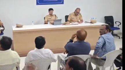शहर पोलीस ठाण्यात पोलीस अधीक्षक नवनीत कावत यांच्या उपस्थितीत शांतता कमिटीचे बैठक संपन्न
