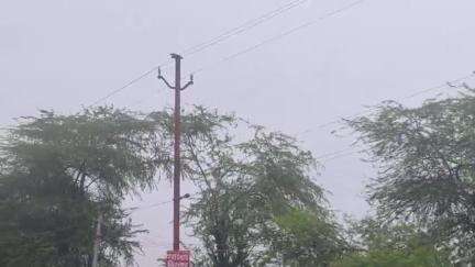 बिजली के पोल से हुआ तार टच 
current aaya pure pol me