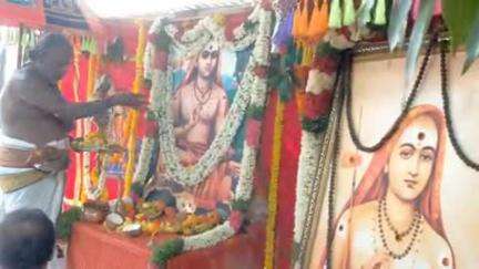 ముక్కంటి ఆలయం లోని కళ వేదిక వద్ద జగద్గురు ఆది శంకరాచార్యుల జన్మదిన వేడుకలు ఘనంగా నిర్వహించారు