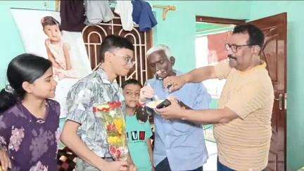 ইংরেজবাজার: মাধ্যমিকে অষ্টম মালদার সৃজন প্রামাণিক, তার বাড়ি মহেশ মাটিতে খুশির হাওয়া