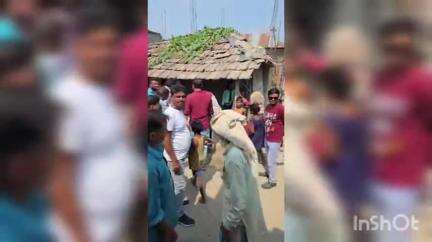 রতুয়া ১: সাইরা গ্রামে অসহায় বৃদ্ধের সাথে দেখা করে সহযোগিতা প্রদান জেলা পরিষদ সদস্যর