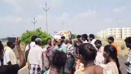 ఇక్కడ చెత్త వెయ్యొద్దంటూ  కొన్నెంబట్టు గ్రామస్తుల నిరసన