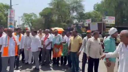 यावल: पंतप्रधान नरेंद्र मोदी यांच्या जातनिहाय जनगणनेच्या निर्णयाचे यावल भाजप कडून भुसावळ जल्लोषात स्वागत,फटाके फोडत पेढे वाटले