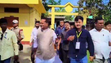 ঢেকিয়াজুলি ভাগ: আলিশিঙা বাণী নিকেতন এম,ই স্কুলত পঞ্চায়ত নিৰ্বাচনৰ ভোটাধিকাৰ সাব্যস্ত কৰে মন্ত্ৰী অশোক সিংহলে
