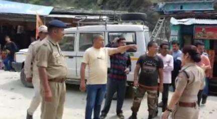नंदप्रयाग: नंदप्रयाग में सड़क किनारे खड़े वाहनों और अतिक्रमण पर पुलिस-नगर पंचायत ने की संयुक्त कार्रवाई