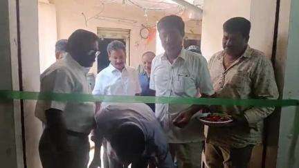 గిద్దలూరు: గిద్దలూరులో  కేంద్ర ప్రభుత్వం ఏర్పాటుచేసిన ఆధార్ సెంటర్ ను ప్రారంభించిన విద్యాశాఖ అధికారులు