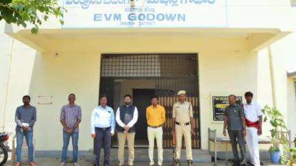 జనగాం: జనగామ కలెక్టరేట్ ఆవరణలోని ఈవీఎం గోదామును పరిశీలించిన జిల్లా ఎన్నికల అధికారి,కలెక్టర్ రిజ్వాన్ భాషా షేక్