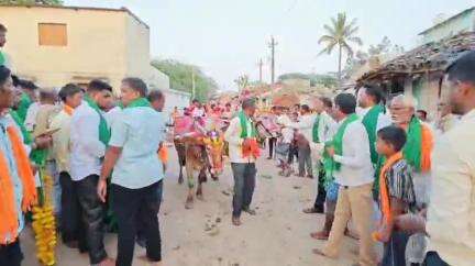 ಬೈಲಹೊಂಗಲ: ಬೈಲಹೊಂಗಲ‌ ತಾಲೂಕಿನ ಬೆಳವಡಿ ಗ್ರಾಮದಲ್ಲಿ ಬಂಗಾರದ ಉದ್ಯಮಿಯಿಂದ 150ಕ್ಕೂ ಅಧಿಕ ಎತ್ತಿನ ಜೋಡಿಗಳಿಗೆ ಪಂಚಲೋಹದ ಕೊಡಂಚು ಉಡುಗೊರೆ
