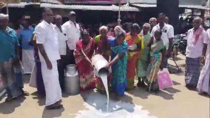 கயத்தாறு: கயத்தாறு மதுரை மெயின் சாலையில் பால் உற்பத்தியாளர்கள் சார்பில் பல்வேறு கோரிக்கை வலியுறுத்தி பாலை கொட்டி ஆர்ப்பாட்டம்