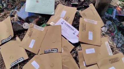 கயத்தாறு: கழுகுமலை சுண்ணாம்பு காளவாசல் பஸ் நிறுத்தம் அருகே குப்பையில் கிடந்த தபால்கள் - பொது மக்கள் அதிர்ச்சி