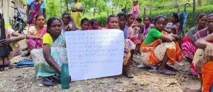 মাদারিহাট: বেতনের দাবিতে অবস্থান বিক্ষোভে সামিল হল ডিমডিমা চা বাগানের শ্রমিকরা