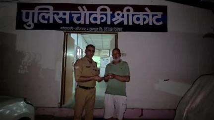 पौड़ी: श्रीकोट में जनपद पौड़ी पुलिस ने खोए मोबाइल को उसके स्वामी को सौंपकर किया अपना फर्ज अदा