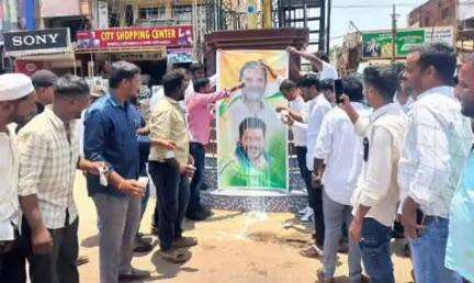 జహీరాబాద్: పట్టణంలో యువజన కాంగ్రెస్ ఆధ్వర్యంలో రాహుల్ గాంధీ, రేవంత్ రెడ్డి చిత్రపటాలకు పాలాభిషేకం