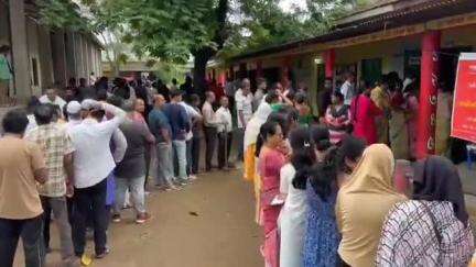শিৱসাগৰ: জিলা খনত ৮৫৮ টা ভোট কেন্দ্ৰত পুৱাৰ পৰা ভোট গ্ৰহণ প্ৰক্ৰিয়া আৰম্ভ হৈছে