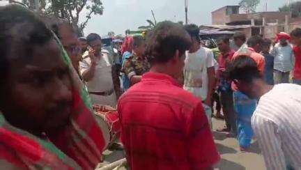 গাজোল: রাণীগঞ্জ ২ নং অঞ্চলের কৃষ্ণপুর সড়ক এলাকায় রাস্তার দাবিতে পথ অবরোধ করে বিক্ষোভ দেখাল গ্রামবাসীরা