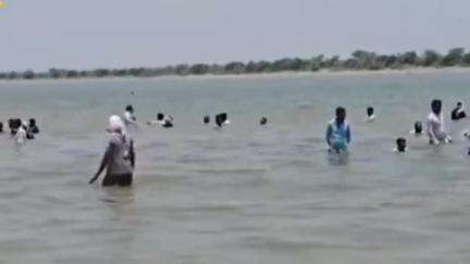 परळी: वान धरणातील पाणी नदीपात्रात सोडू नये नागरिकांच्या वतीने वान धरणात जलसमाधी आंदोलन करण्यात आले #Jansamasya