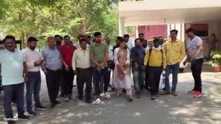 मऊ: बकवल इलाके में स्थित पुलिस ऑफिस में पत्रकारों ने समाजवादी पार्टी के नेता के खिलाफ कार्रवाई की उठाई मांग, सौंपा ज्ञापन