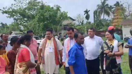 সোণাৰি: সোণাৰিৰ বিভিন্ন পঞ্চায়তৰ ভোটগ্ৰহণ কেন্দ্ৰ সোণাৰিৰ বিধায়ক ধৰ্মেশ্বৰ কোঁৱৰৰ পৰিদৰ্শন
