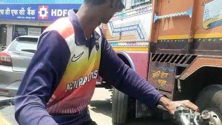 अंबिकापुर: अंबिकापुर शहर के बसंत टॉकीज के सामने खड़ी कार को ट्रक चालक ने मारी ठोकर, कार हुई क्षतिग्रस्त
