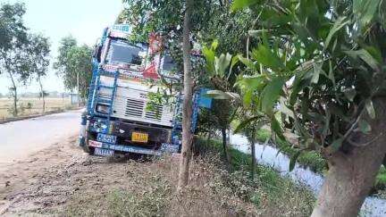 ভাতার: বামশোর গ্রামে গাছে ধাক্কা লরির, আহত খালাসী