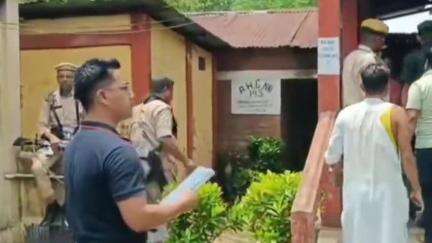 করিমগঞ্জ: ২৪০ নং নয়াডহর বুথ গ্রহণ কেন্দ্রে ভোট প্রদানকে কেন্দ্র করে দু পক্ষের মধ্যে সংঘর্ষে প্রার্থী সহ আহত একাধিক