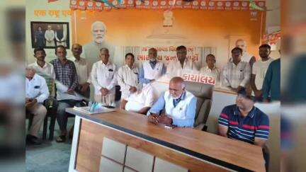 કાલાવાડ: વન નેશન વન ઇલેક્શન અંતર્ગત ધારાસભ્ય મેઘજીભાઈ ચાવડા દ્વારા યાર્ડ સહિતના વિસ્તારોમાં કાર્યક્રમ યોજાયા