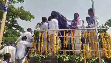 కామారెడ్డి: శివాయిపల్లి గ్రామంలో అంబేద్కర్ విగ్రహాన్ని ఆవిష్కరించిన ఎమ్మెల్యే రమణారెడ్డి