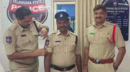 జహీరాబాద్: డివిజన్ పరిధిలో నలుగురు కానిస్టేబుల్ లకు హెడ్ కానిస్టేబుల్ గా పదోన్నతి, గుర్తింపు బ్యాడ్జీలను అందించిన డిఎస్పి