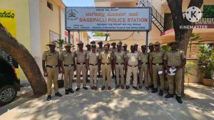 ಬಾಗೇಪಲ್ಲಿ: ಕುಖ್ಯಾತ ಲಾರಿ ಕಳ್ಳರ ಬಂಧನ, ಆರೋಪಿತರಿಂದ ಒಟ್ಟು 30 ಲಕ್ಷ ರೂಗಳ ವಶ ಬಾಗೇಪಲ್ಲಿಯಲ್ಲಿ ಎಸ್‍ಪಿ ಕುಶಾಲ್ ಚೌಕ್ಸೆಯಿಂದ ಮಾಹಿತಿ