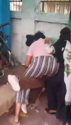 टीकमगढ़: लड़कियों के गुट ने युवक के साथ की मारपीट, वीडियो वायरल, पुलिस ने जांच का आश्वासन दिया