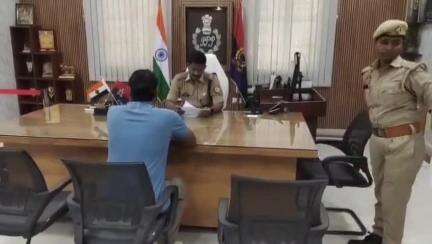 मऊ: बकवल स्थित एसपी कार्यालय में एसपी इलामारन जी द्वारा की गई जनसुनवाई, लगभग 20 मामलों के निस्तारण के दिए निर्देश