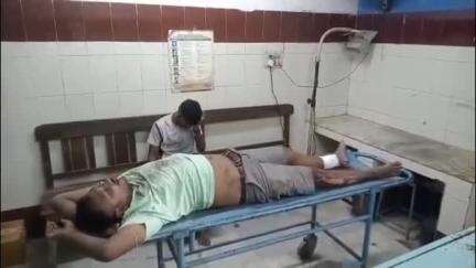 শান্তিপুর: তাহেরপুরে বাড়ী ফেরার সময় ফুলিয়া এলাকায় 12 নম্বর জাতীয় সড়কে পথ দুর্ঘটনায় আহত 2 যুবক,চিকিৎসাধীন শান্তিপুর হাসপাতালে