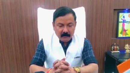 बरेली: आंवला तहसील क्षेत्र स्थित तेल डिपो के पास टैंकर में वेल्डिंग के दौरान विस्फोट की जानकारी दी डीएम ने