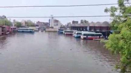 हिसार: हांसी में बारिश के कारण बस स्टैंड पर पानी भर गया, बसों में सवारियां सड़क पर ही उतर रही हैं