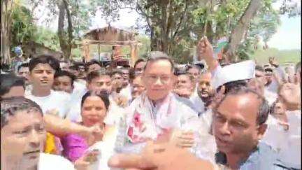 ঘগ্ৰাপাৰ ভাগ: বিষ্টুপুৰত পঞ্চায়ত নিৰ্বাচনৰ প্ৰাৰ্থীৰ হৈ প্ৰচাৰ চলালে সাংসদ গৌৰৱ গগৈয়ে