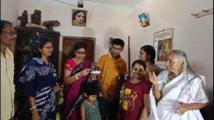 আউশগ্রাম ২: মাধ্যমিকে রাজ্যে সম্ভবত সপ্তম স্থান অধিকার করেছে আউশগ্রামের অমরারগড়ের শৌরীন রায়, তার ইচ্ছে ডাক্তার হওয়ার