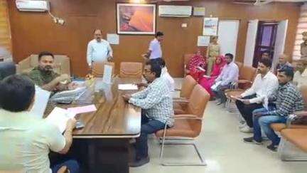 पडरौना: कुशीनगर के डीएम ने कलेक्ट्रेट कार्यालय में जनता दर्शन में सुनी फरियादें, फरियादियों को दिया त्वरित निस्तारण का भरोसा