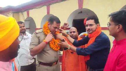 राष्ट्रीय योगी सेना के पदाधिकारी ने बिलसंडा के थाना अध्यक्ष को फूल माला पहनकर किया स्वागत