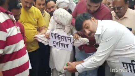 नजीबाबाद: नजीबाबाद में पश्चिमी उत्तर प्रदेश उद्योग व्यापार मंडल ने आतंकवाद और पाकिस्तान का पुतला फूंका
