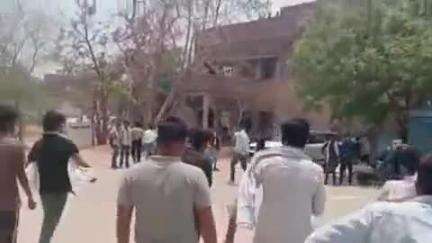 झांसी: बुंदेलखंड यूनिवर्सिटी कैंपस में दो गुटों के बीच हुई मारपीट, लाठी-डंडे चले, वीडियो हुआ वायरल