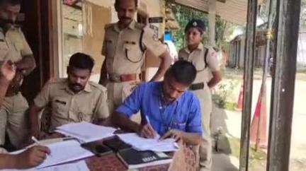 செங்கோட்டை: தமிழக கேரளா எல்லைப் பகுதியில் கடையநல்லூரைச் சார்ந்த நபரிடம் இருந்து 30 லட்சத்து 75 ஆயிரம் பறிமுதல்.